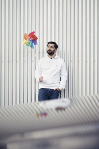 Sulaiman Masomi – “kunterbunt und farbenblind”